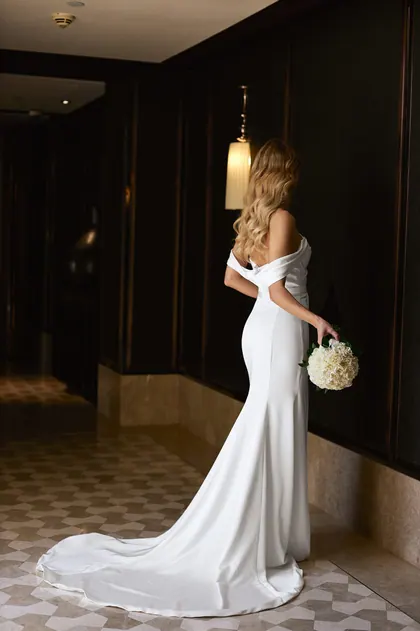 Wedding — the bride in the hotel corridor